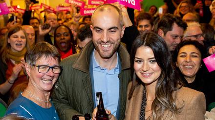 Belit Onay, Sieger der Oberbürgermeisterwahl, feiert mit seiner Frau Derya, rechts, und Gisela Witte, Vorsitzende vom Stadtverband Bündnis 90/Die Grünen, und seinen Unterstützern. 