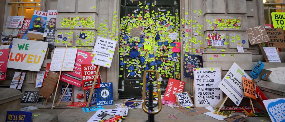 Pro-Remain-Demonstranten haben an einem Regierungsgebäude in London Schilder und Aufkleber hinterlassen, mit denen sie gegen den Brexit demonstrieren.