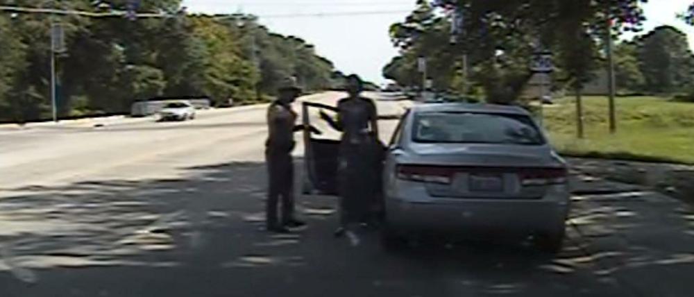 Diese Aufnahme aus der Dashcam eines Streifenwagens zeigt die Festnahme von Sandra Bland in Texas. Kurz darauf starb die Frau in Polizeigewahrsam.