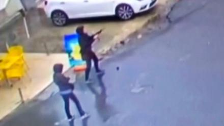 Dieses Foto von einer Videoaufnahme zeigt die beiden Kämpferinnen, die schießend auf eine Polizeistation in Istanbul zugehen.