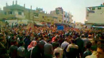 Videos zeigen, wie sich Tausende Menschen am Freitag im Süden der Stadt Deraa auf einem Platz versammelten.