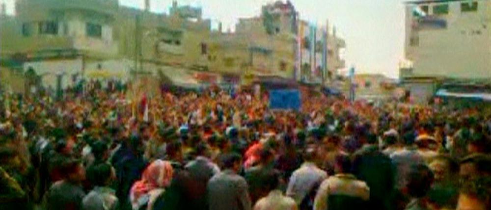 Videos zeigen, wie sich Tausende Menschen am Freitag im Süden der Stadt Deraa auf einem Platz versammelten.