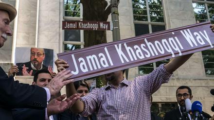 Menschenrechtsaktivisten enthüllen das neue Straßenschild für den "Jamal Khashoggi Way" während einer Veranstaltung zur Feier der Umbenennung der Straße vor der Botschaft des Königreichs Saudi-Arabien.