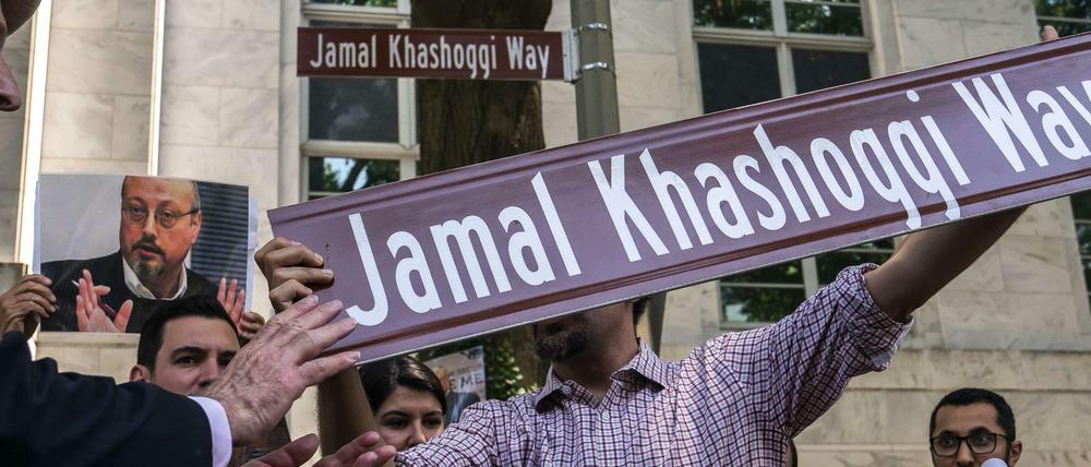 Menschenrechtsaktivisten enthüllen das neue Straßenschild für den "Jamal Khashoggi Way" während einer Veranstaltung zur Feier der Umbenennung der Straße vor der Botschaft des Königreichs Saudi-Arabien.