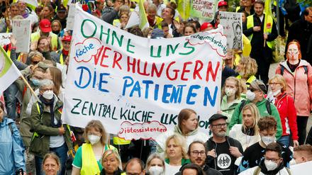 Beschäftigte der sechs Universitätskliniken beteiligen sich mit einem Plakat "Ohne uns verhungern die Patienten" am landesweiten Streik der Pflegekräfte.