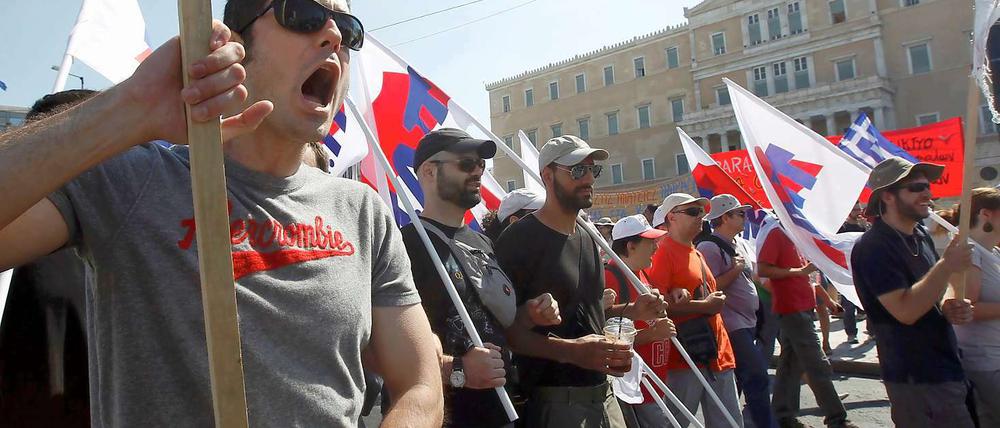Erneut legt ein Streik Teile des öffentlichen Lebens in Athen lahm. Vor der parlamentarischen Abstimmung über das neue Sparpaket mobilisierten Gewerkschaften zu einem 48-stündigen Generalstreik. Schon am Vormittag erreichten mehr als 10 000 Demonstranten das Parlament und forderten die Abgeordneten lautstark auf, das Sparprogramm nicht zu billigen. 