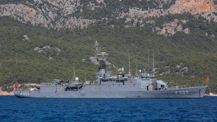 Ein Militärschiff der türkischen Marine liegt vor Anker in der Nähe des türkischen Forschungsschiffs «Oruc Reis» vor der Küste Antalyas im Mittelmeer. 