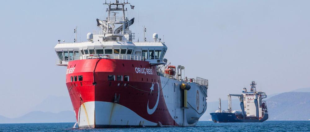 Das türkische Forschungsschiff „Oruc Reis“ ankert vor der Küste Antalyas im Mittelmeer. 