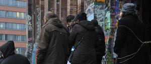 Bulgaren und Rumänen vor der baufälligen Eisfabrik in Berlin, in der sie vorher lebten. Die Entscheidung der EU-Kommission dürfte die Debatte um die sogenannte Armutszuwanderung erneut anfachen.
