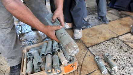 Rebellen in der Stadt Maaret al-Numan zeigen Überreste von Streubomben, die angeblich von der syrischen Armee über der Stadt abgeworfen worden sind. 