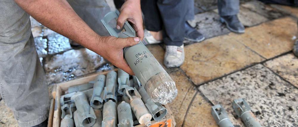 Rebellen in der Stadt Maaret al-Numan zeigen Überreste von Streubomben, die angeblich von der syrischen Armee über der Stadt abgeworfen worden sind. 