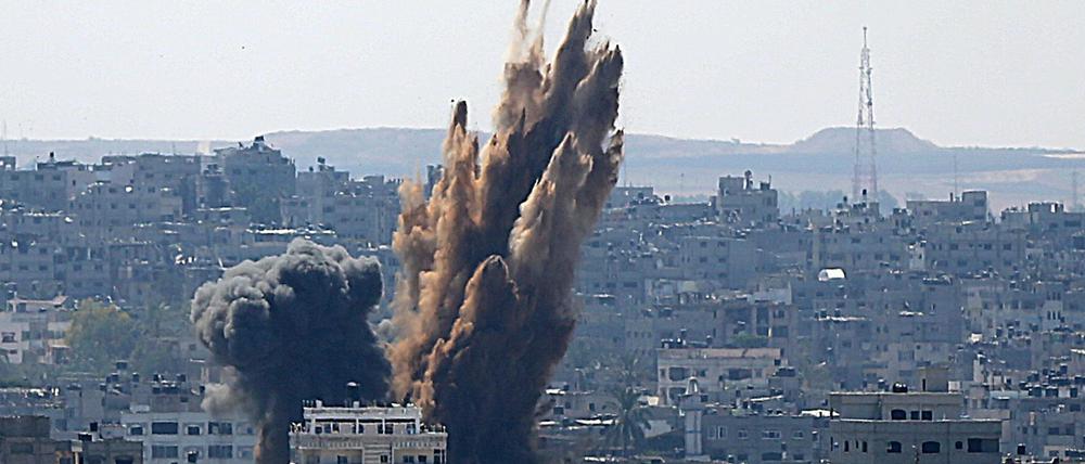 Bomben schlagen im Gazastreifen ein. 