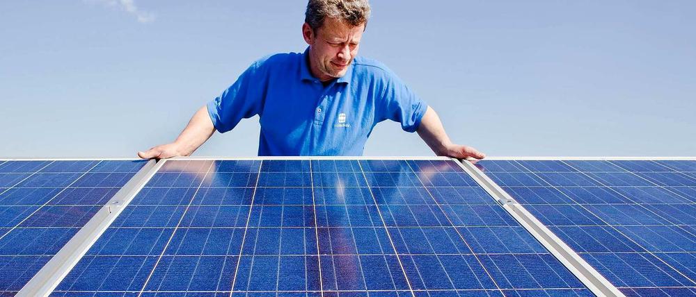 Schimmert blau, liefert grün: Ein Solardach kann helfen, eigene Energie zu erzeugen