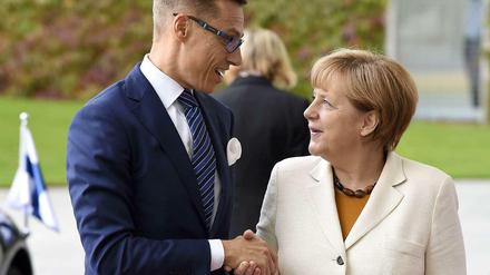 Finnlands Premier Alexander Stubb schüttelt Bundeskanzlerin Angela Merkel die Hand. 