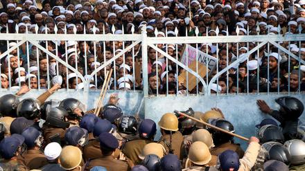 Protest in Indien: Studenten einer islamischen Universität stehen Polizisten gegenüber. 