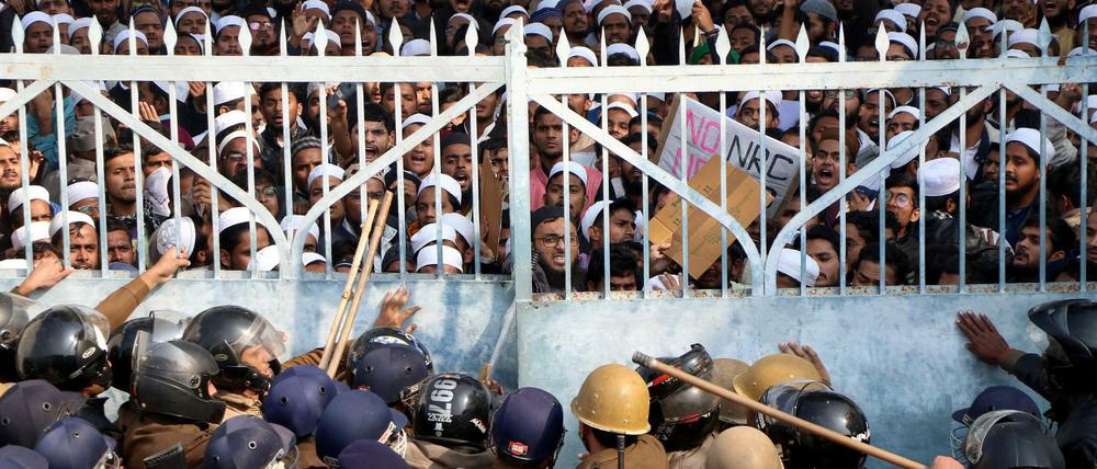 Protest in Indien: Studenten einer islamischen Universität stehen Polizisten gegenüber. 