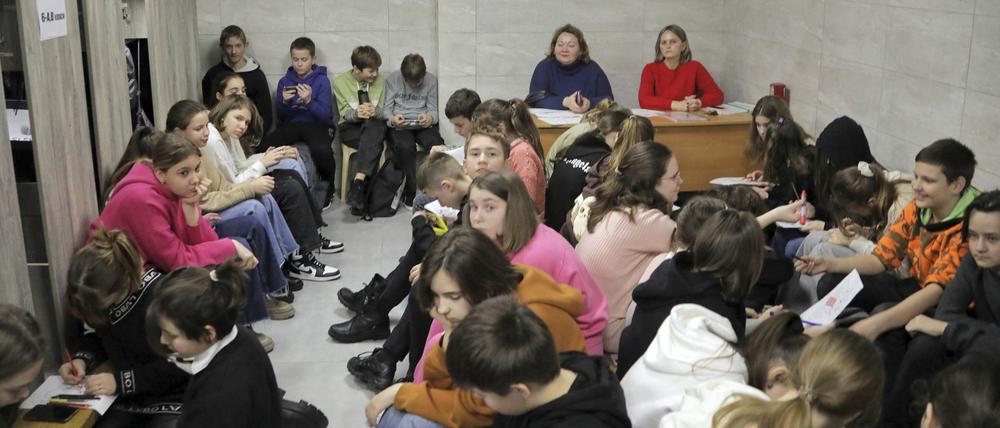 Eine ukrainische Schulklasse wird in Odessa in einem Bunker unterrichtet.