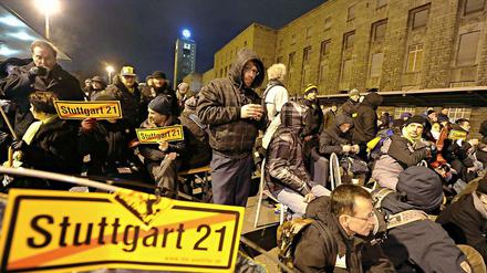 Gegner von "Stuttgart 21" bildeten in der Nacht zu Freitag Sitzblockaden.