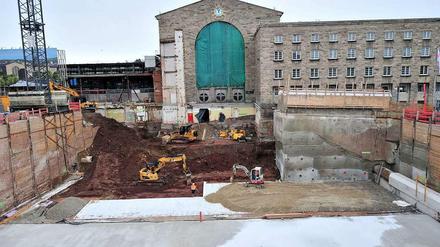 Hier wird die Grube für ein Technikgebäude für den neuen unterirdischen Bahnhof ausgehoben.
