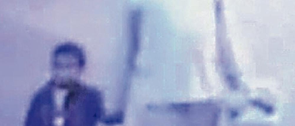 Ein Bild aus einer Überwachungskamera vom 01.10.2015, das von der Berliner Polizei zur Fahndung herausgegeben wurde, zeigt einen Unbekannten mit einem Kind. Die Suche nach dem in Berlin verschwundenen vierjährigen Flüchtlingsjungen Mohamed ist bislang ergebnislos geblieben. Die Polizei sucht inzwischen gezielt nach einem etwa 35 bis 50 Jahre alten Mann und veröffentlichte Bilder einer Überwachungskamera. 