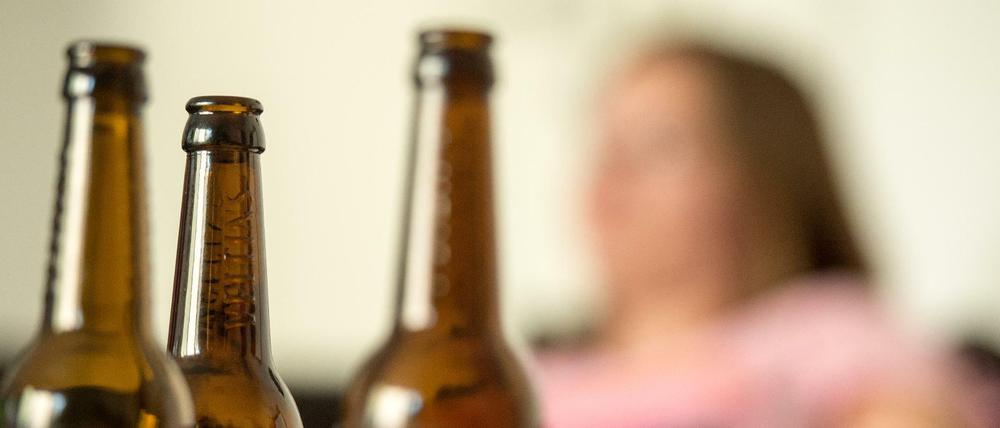 Zur Stressbewältigung greifen viele Menschen in der Coronakrise zu Bier, Wein und Schnaps.