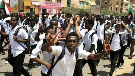 Schüler protestieren in den Straßen von Karthoum.