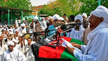 Der Konflikt in Sudan, hier Oppositionsführer Sadiq al Mahdi mit seinen Anhängern, droht weiter zu eskalieren. 