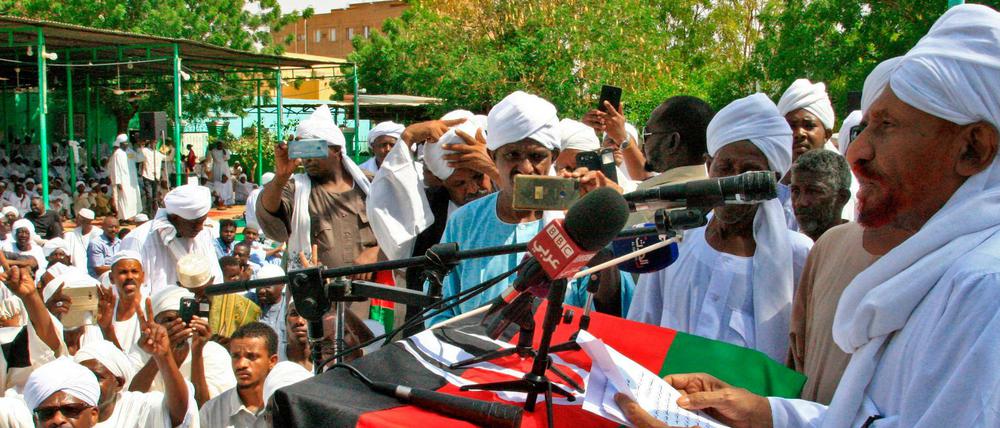 Der Konflikt in Sudan, hier Oppositionsführer Sadiq al Mahdi mit seinen Anhängern, droht weiter zu eskalieren. 