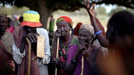 Die Menschen trauern um Angehörige, die bei Stammeskämpfen in Südsudan ums Leben gekommen sind.