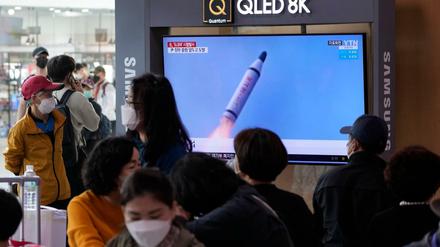 Nachrichtensendung in Südkorea mit dem Archivbild eines Raketenstarts des Nordens