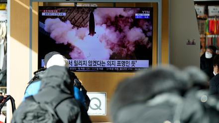 Menschen auf einem Bahnhof in Seoul sehen eine Nachrichtensendung über nordkoreanische Raketentests (Archivbild).