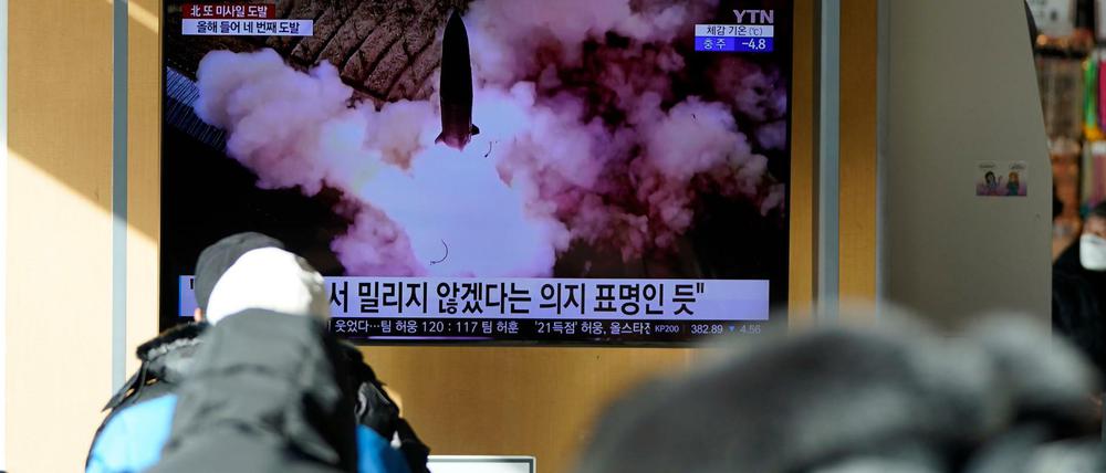 Menschen auf einem Bahnhof in Seoul sehen eine Nachrichtensendung über nordkoreanische Raketentests (Archivbild).