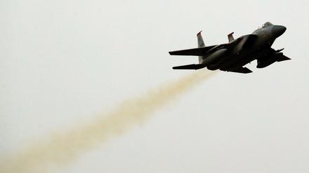 Ein südkoreanischer F-15K-Jet hebt in von einer Militärbasis ab.