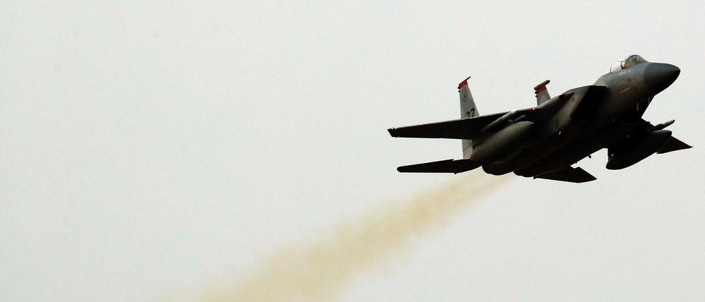 Ein südkoreanischer F-15K-Jet hebt in von einer Militärbasis ab.