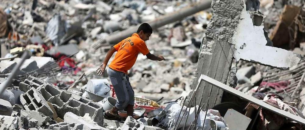 Rückkehr in die zerstörte Heimat. Viele Bewohner des Gazastreifens suchen in den Überresten ihrer Häuser nach Wertgegenständen. 