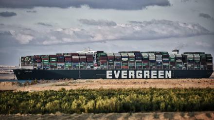 Das Containerschiff „Ever Given“ fährt über den Suezkanal. Die durch die Corona-Krise ausgelösten weltweiten Logistik-Probleme und die Folgen des Suezkanal-Staus machen großen deutschen Handelsketten zu schaffen.
