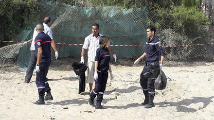 Erste Sicherheitskräfte am Strand von Sousse.