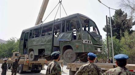 Der zerstörte Bus der afghanischen Luftwaffe wird nach dem Anschlag abtransport. Mindestens acht Soldaten starben bei der Attacke. 