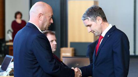 Björn Höcke, AfD Thüringen (rechts) gratuliert Thomas Kemmerich (FDP) nach dessen Wahl zum Ministerpräsidenten.
