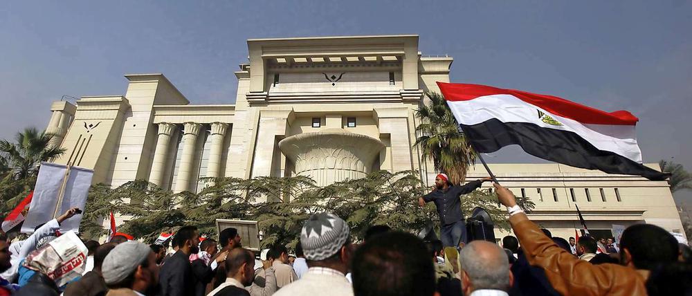 Ägyptens neuer Staatschef Mohammed Mursi entmachtet die Justiz. Die Richter wehren sich mit allen Mitteln. Vor dem Höchsten Gerichtshof in Maadi zeigen Demonstranten, dass sie auf der Seite des Präsidenten stehen. 