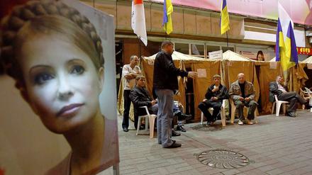 Spätsommer 2011: Vor dem Gerichtsgebäude demonstrieren Timoschenko-Sympathisanten gegen den Prozess. Timoschenko wird trotz der Proteste zu sieben Jahren Haft verurteilt. Der Vorwurf: Amtsmissbrauch.