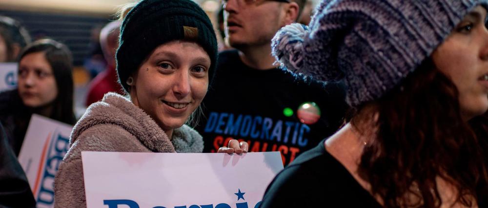 Eine Unterstützerin von Bernie Sanders vor einer Wahlkampfveranstaltung des Kandidaten in Virginia Beach, Virginia.