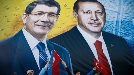 Der Machtkampf zwischen dem türkischen Ministerpräsidenten Davutoglu (links) und Präsident Erdogan wird immer deutlicher.