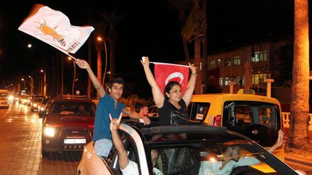 Erdogan-Anhänger feiern in der Putschnacht im Strandort Marmaris den Sieg.