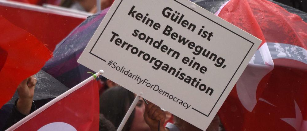 Anhänger des türkischen Staatspräsidenten Erdogan demonstrieren am 31. Juli 2016 in Köln.