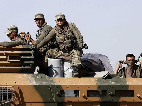 Türkische Soldaten beobachten von der Stadt Suruc aus die Luftschläge gegen die Terrormiliz Islamischer Staat in der Nähe von Kobane.