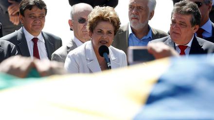 Dilma Rousseff spricht nach ihrer Suspendierung zu Anhängern in Brasilia.