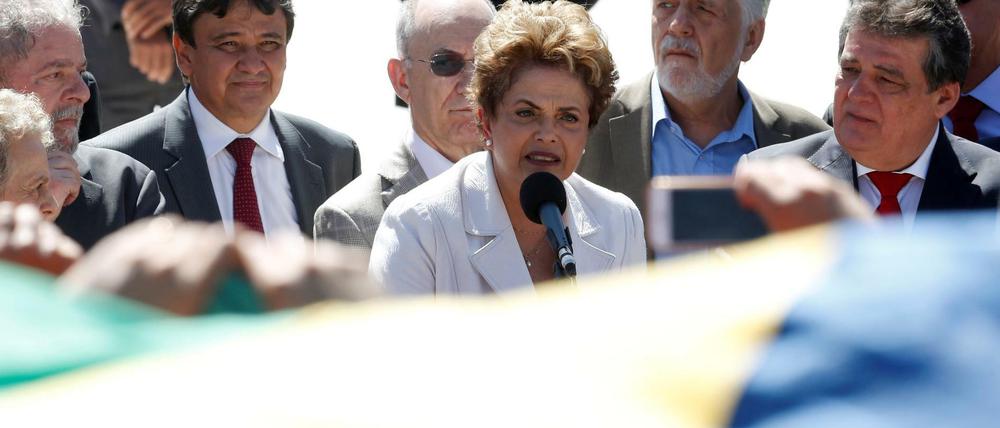 Dilma Rousseff spricht nach ihrer Suspendierung zu Anhängern in Brasilia.