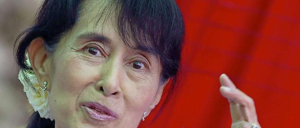 "Ich bin sehr glücklich", sagte Aung San Suu Kyi, nachdem sie am Mittwoch im Parlament als Abgeordnete vereidigt wurde.