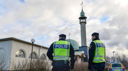 Nach mehreren Angriffen: Polizisten in Uppsala schützen eine Moschee.